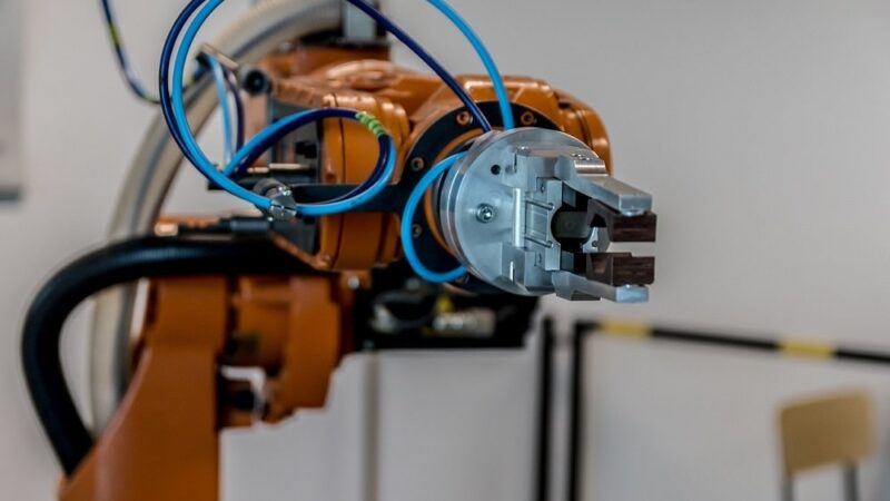 Zalety i wady zastosowania robotów w przemyśle: jakie korzyści i zagrożenia niosą ze sobą roboty?
