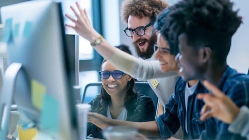 Crowdfunding kontra banki: który sposób finansowania biznesu jest dla ciebie?